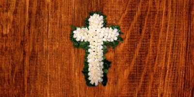 Cruz de Flores para Funeral: Despedida Simbólica